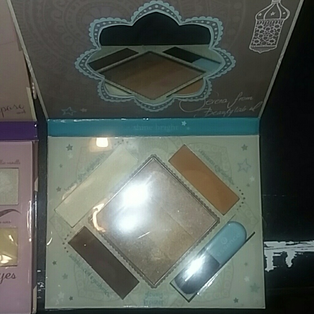5 ESSENCE PALETTES (SOLD) - Picture 5 of 9